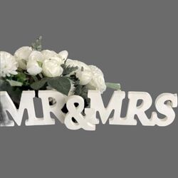 ‘Mr & Mrs’ White Sign  9cmH 