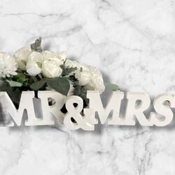 ‘Mr & Mrs’ White Sign  9cmH 